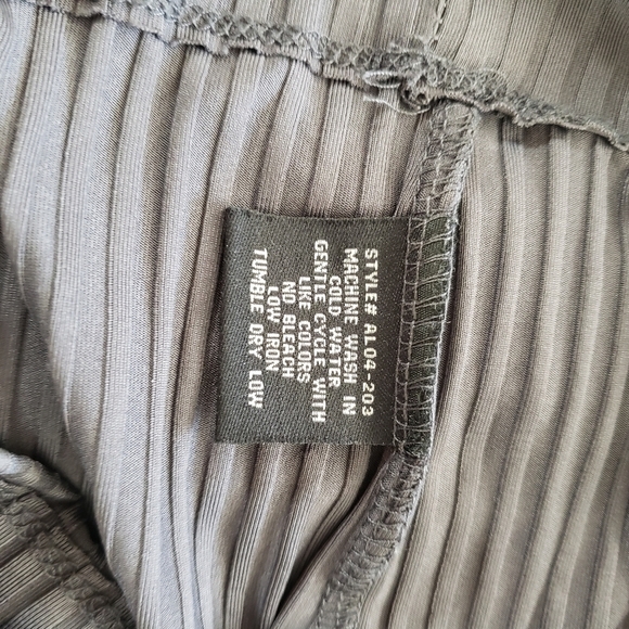 🌿 3/$20 🌿 Sleeveless Ribbed Crop Top Revamped by Sirens Size Small - Picture 5 of 5